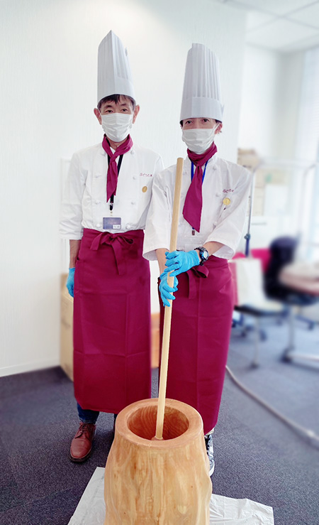 2名のセサミマイスターの方々がうすの前に立っています